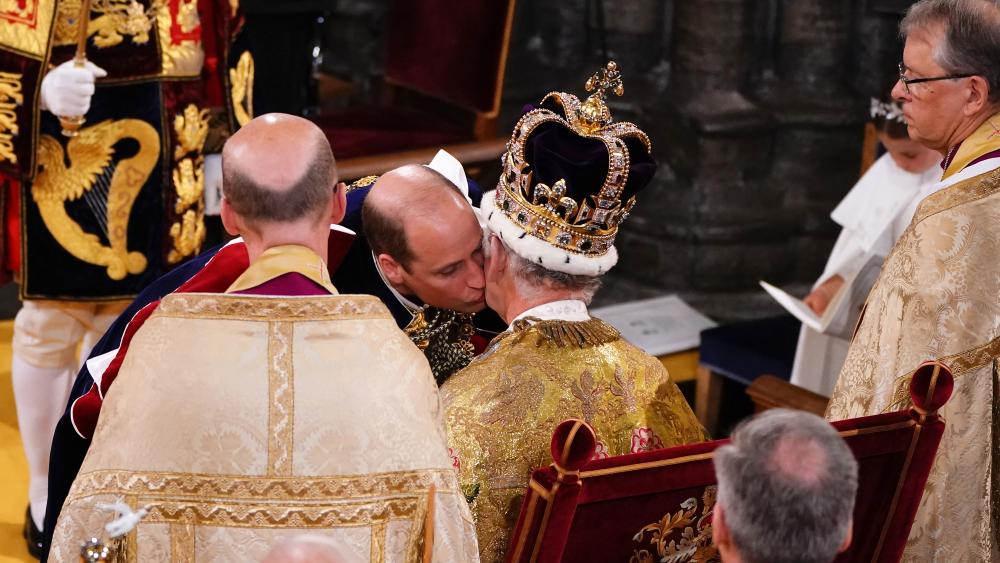 William prête serment à son père, le roi Charles et l'embrasse